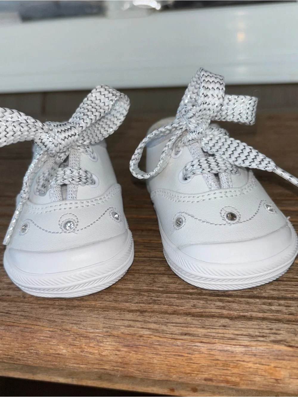 Keds White Baby Lace-Up Sneakers with  silver thread Laces diamond color studs1m